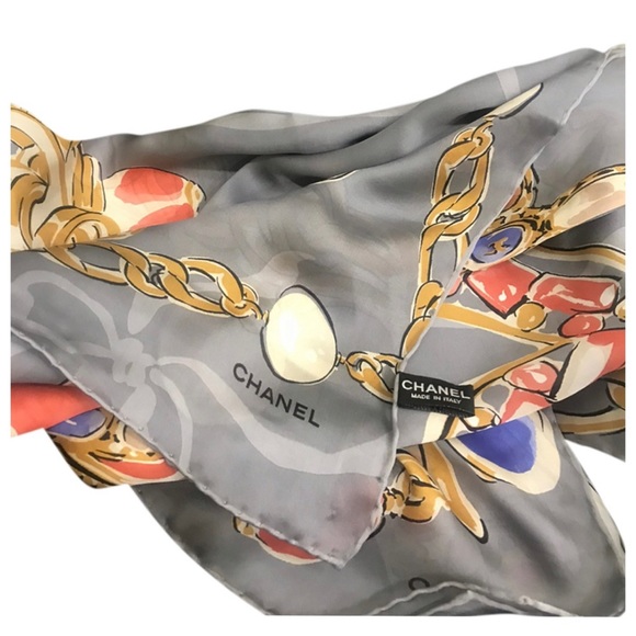 Chanel Scarf in pure silk, Large light grey CC center logo 90cm X 90cm - Picture 11 of 12